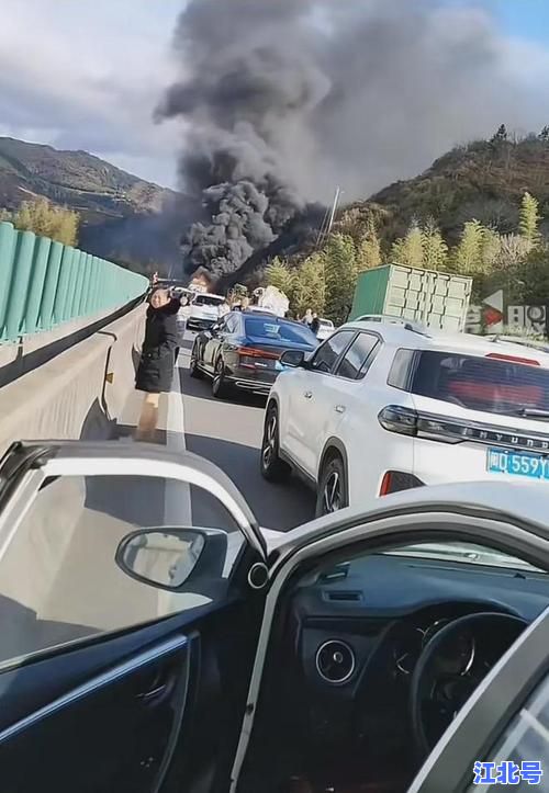 温州大巴车车祸事件最新消息：高速追尾15人重伤 现场视频曝光救援进展实时更新